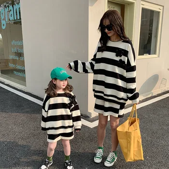 2022 Новая одежда для мамы и дочки, комплект одежды для мамы и маленьких девочек, Корейский модный Весенне-осенний костюм для Родителей и детей